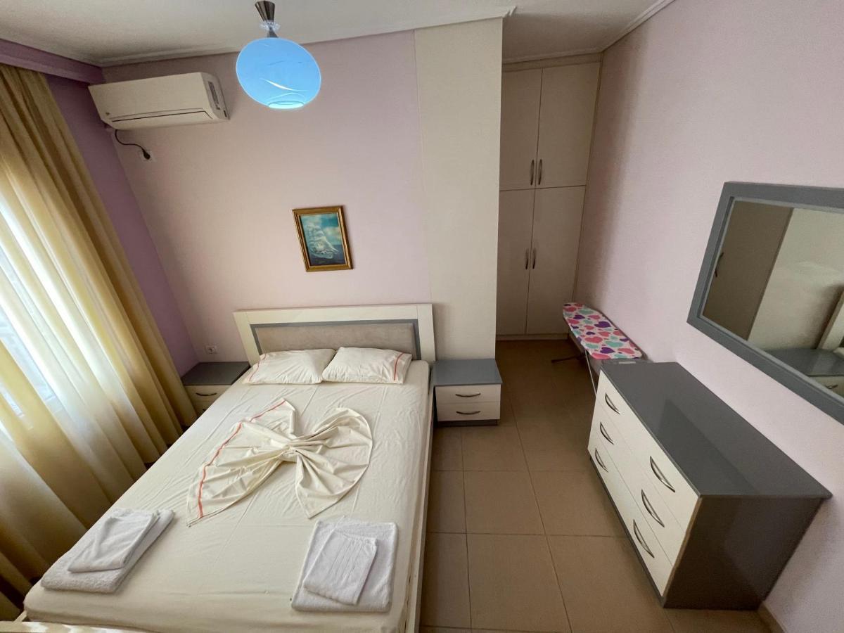 Flower Apartment Sarande Bagian luar foto